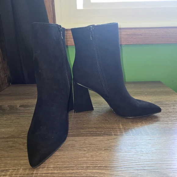 NWOB BAR III Women's Asya Pointed Toe Triangle Heel Bootie Size 5.5 - Picture 2 of 5